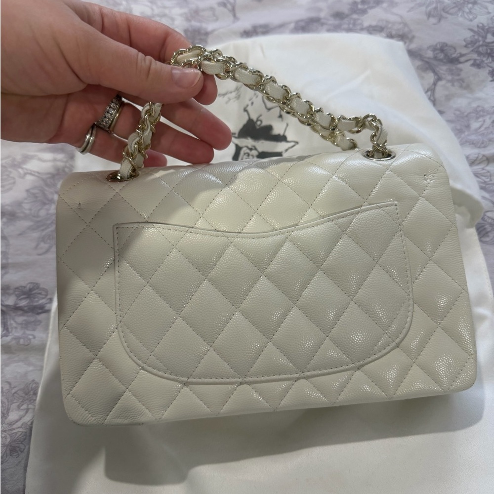 CHANEL White Quilted Shoulder Bag with Chain Strap
